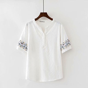 §獨具衣格§ J1482 棉麻 直紋布料V領袖口刺繡上衣-多尺碼